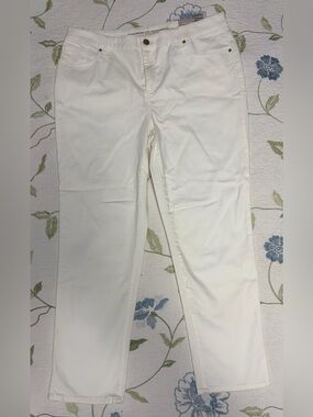 Chico's Off-White Cropped Ankle Pants
